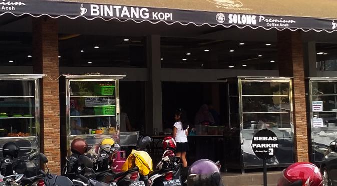 Seiring datangnya pagi, sejumlah orang asyik menyeruput kopi khas Aceh di sebuah kedai di Kota Batam, Kepulauan Riau. (Liputan6.com/Ajang Nurdin)