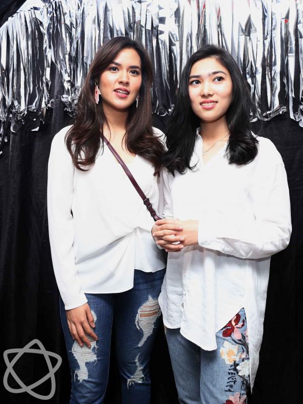 Raisa dan Isyana Sarasvati (Nurwahyunan/Bintang.com)