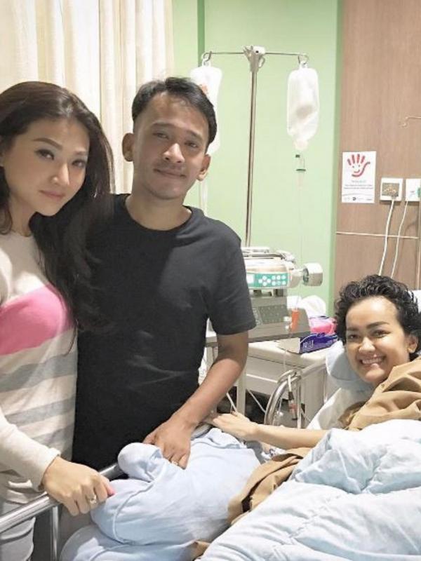 Ruben Onsu dan Sarwendah kembali mengunjungi Julia Perez di rumah sakit. (Instagram/@juliaperrezz)