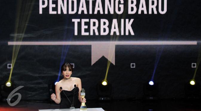 Gisella Anastasia meraih penghargaan sebagai Pendatang Baru Terbaik di ajang Indonesia Box Movie Awards (IBOMA) 2017 lewat aktingnya di film Cek Toko Sebelah. (Helmi Fithriansyah/Liputan6.com) 