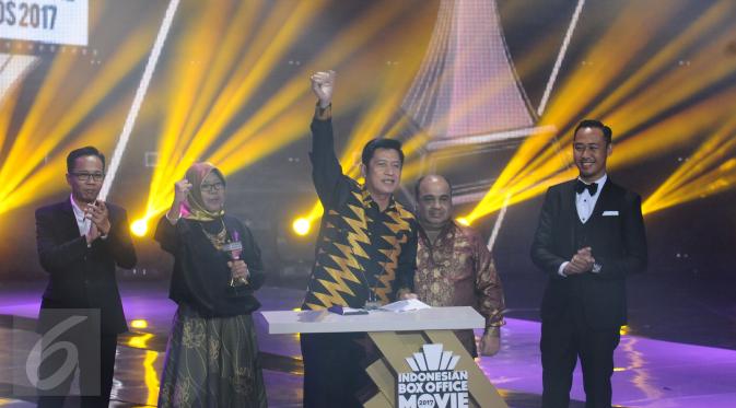 Perwakilan dari tim produksi film Uang Panai (Makassar) bersorak usai terpilih sebagai Film Produksi Daerah Terlaris Tahun Ini pada Indonesian Box Office Movie Awards 2017 di Studio 6 Emtek City, Jakarta, Rabu (29/3). (Liputan6.com/Helmi Fithriansyah)