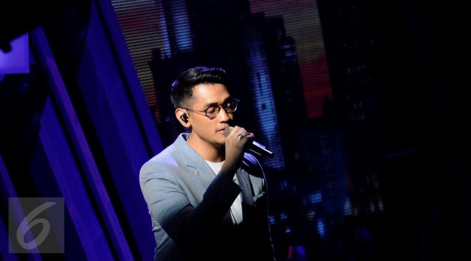 Penyanyi, Afgan saat tampil pada Indonesian Box Office Movie Awards 2017 di Studio 6 Emtek City, Jakarta, Rabu (29/3). (Liputan6.com/Helmi Fithriansyah)