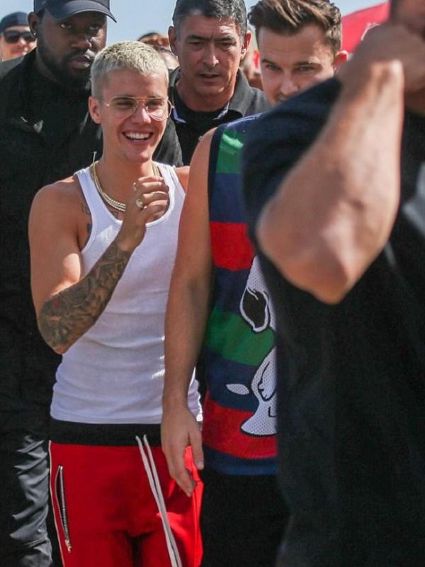 Justin Bieber dikerubungi penggemar saat berada di sebuah pantai di Brazil, Rabu (29/3/2017). (via. Dailymail)