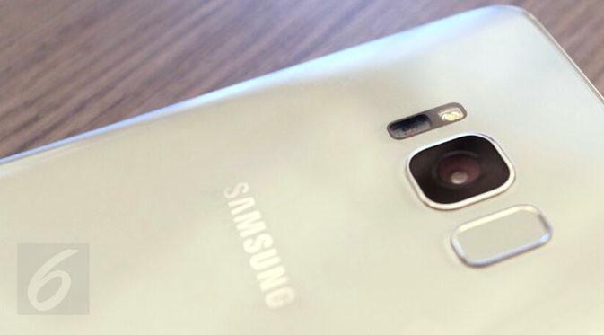 Di belakang bodi Samsung Galaxy S8 tampak LED flash, lensa kamera belakang 12MP dual-pixel, dan fingerprint scanner. / Iskandar