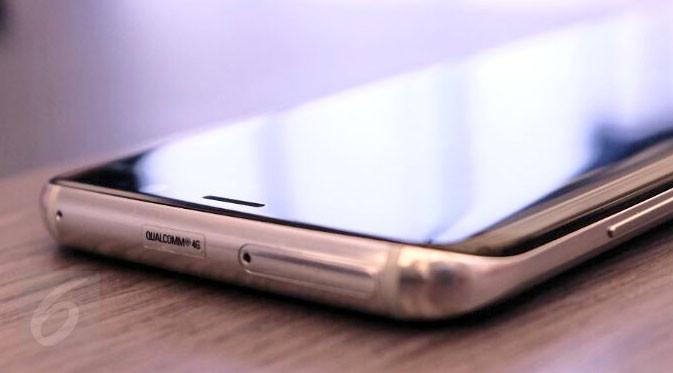 Pada bagian atas bodi Samsung Galaxy S8 terbenam slot SIM/micro SD dengan konsep nano hybrid. Liputan6.com/ Iskandar