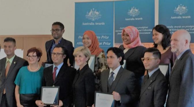 Menteri Luar Negeri Australia, Julie Bishop bersama 6 ilmuwan muda Indonesia penerima The Australia Awards Hadi Soesastro Prize dan Allison Sudradjat Prize. (KBRI Australia)