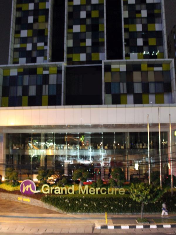 Bangunan hotel Grand Mercure Jakarta Harmoni saat lampu dipadamkan (Foto: Dok. Grand Mercure Jakarta Harmoni)
