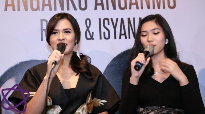 Anganku Anganmu Raisa dan Isyana Sarasvati (Adrian Putra/Bintang.com)