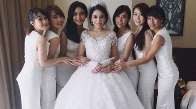 Kezia Karamoy pakai gaun putih saat pernikahan (Instagram/@gigigitch)