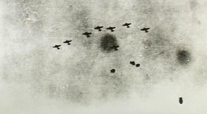 Formasi pesawat militer Jepang saat melancarkan serangan di Laut Jawa (Wikipedia/Public Domain)