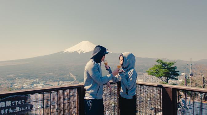 (Ilustrasi) Cinta di Gunung Fuji | via: multifolds.com.sg