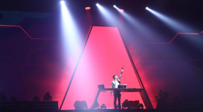 Penampilan DJ Armin Van Buuren dalam konser bertajuk 'Armin Only Embrace World Tour', di JIExpo Kemayoran, Jakarta, Jumat (31/03/2017). (Foto: Liputan6.com / Herman Zakharia)