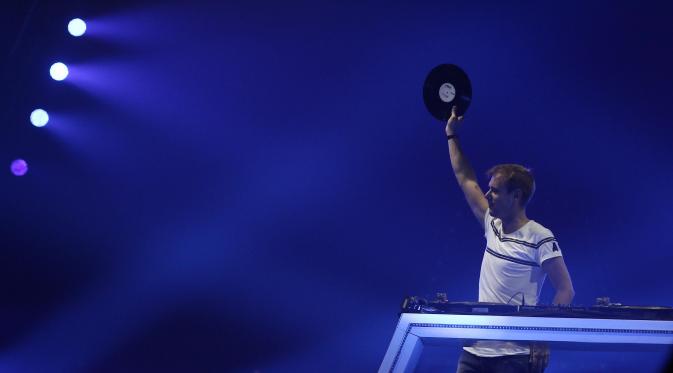 DJ Armin Van Buuren memperlihatkan piringan hitam saat konser bertajuk 'Armin Only Embrace World Tour', di JIExpo Kemayoran, Jakarta, Jumat (31/03/2017). (Foto: Liputan6.com / Herman Zakharia)