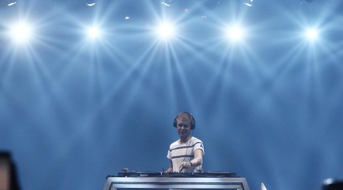 Penampilan DJ Armin Van Buuren dengan  Vinyl set dalam konser bertajuk 'Armin Only Embrace World Tour', di JIExpo Kemayoran, Jakarta, Jumat (31/03/2017). (Foto: Liputan6.com / Herman Zakharia)