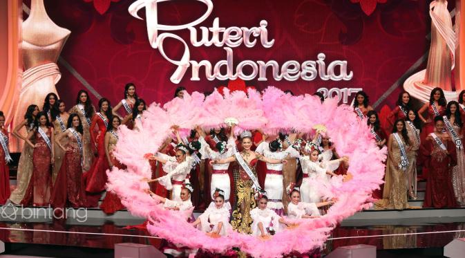 Pemilihan Puteri Indonesia 2017 telah selesai digelar. Nama Bunga Jelitha Ibrani, keluar sebagai sang pemenang. Suasana panggung yang begitu megah, juga dihadiri para tamu istimewa, seperti Miss Universe 2016 dan lainnya. (Nurwahyunan/Bintang.com)