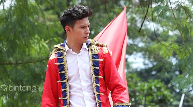 Takeshi’s Castle Indonesia, permainan yang menghadirkan tantangan ini diadakan di Studio Terbuka MNCTV, Jakarta Timur. Di sini ada Fero Walandouw yang berperan sebagai Kapten  Takeshi. (Bambang E. Ros/Bintang.com)