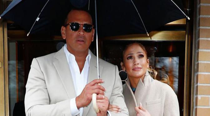 Jennifer Lopez dan Alex Rodriguez, semakin menunjukkan kemesrannya di depan umum. Sempat beberapa kali terlihat bersama,kini kekompakan terus diabadikan keduanya. (doc.hollywoodlife.com)