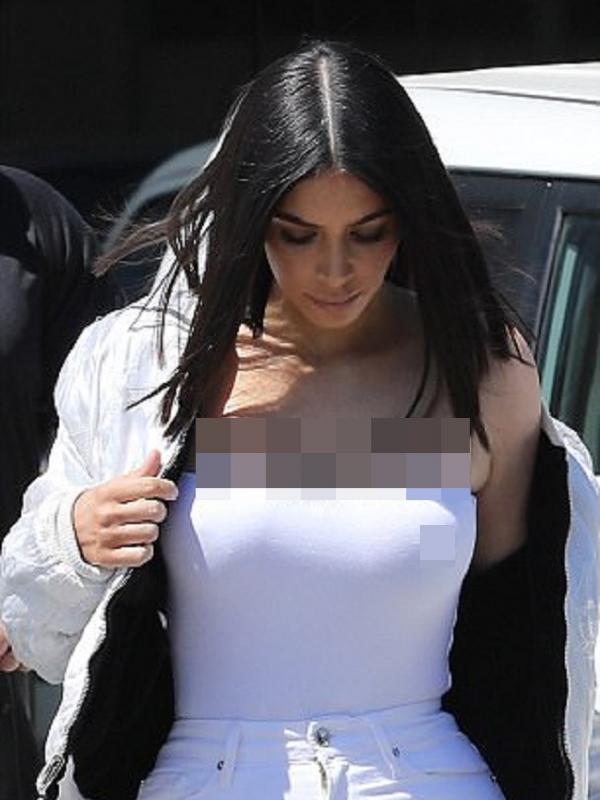 Kim Kardashian tak mengenakan bra. (via. Dailymail)