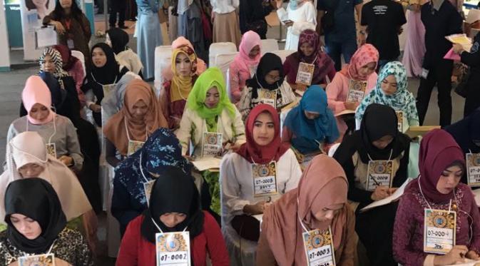 Puluhan peserta audisi Puteri Muslimah Indonesia 2017 sedang mengikuti proses audisi di Yogyakarta. (Dokumentasi Indosiar)