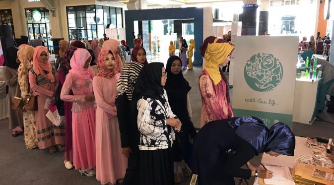 Peserta audisi Puteri Muslimah Indonesia 2017 di Yogyakarta sedang mengantri untuk registrasi pendaftaran. (Dokumentasi Indosiar)