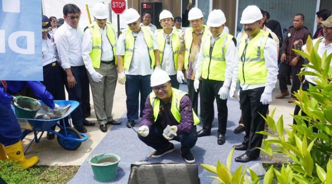 Pradi Supriatna, Wakil Walikota Depok meletakkan batu pertama pembangunan JPO saat acara Groundbreaking apartemen EVENCIIO Margonda, Depok. (Foto: PP Properti)