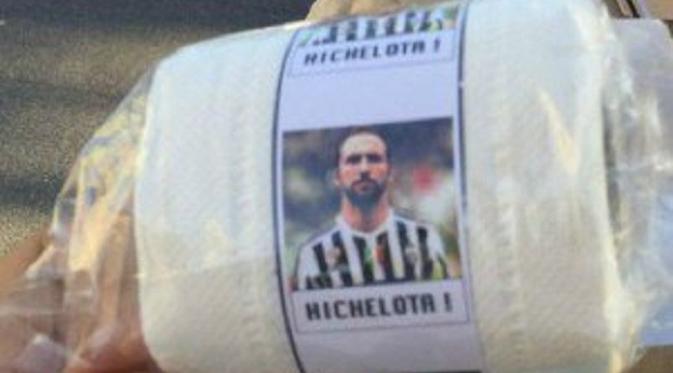 Pendukung Napoli menjual tisu toilet dengan wajah Gonzalo Higuain jelang laga melawan Juventus, Senin (3/4/2017) dinihari WIB. (Twitter)