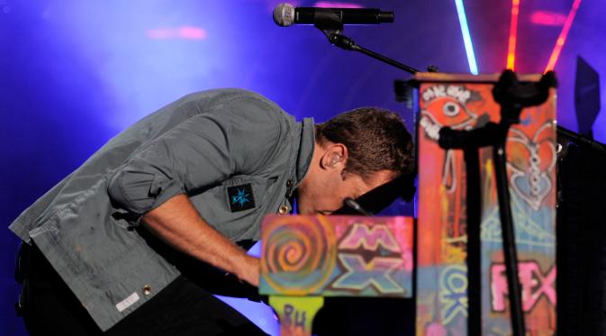 Chris Martin memendam kepalanya di piano saat tampil dalam Samsung AT&T Summer Krush di Los Angeles pada tanggal 3 Agustus 2011. (AP Photo/Chris Pizzello)