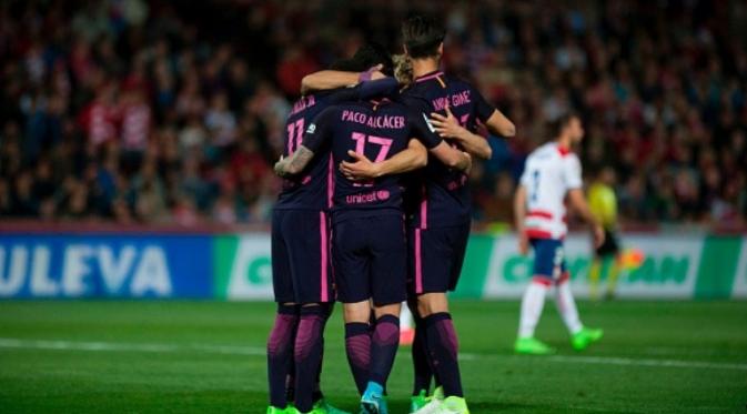 Para pemain Barcelona merayakan gol ke gawang Granada pada laga La Liga di Stadion Nuevo Los Carmenes, Minggu (2/4/2017). (AFP/Jorge Guerrero)