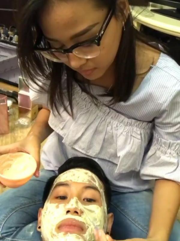 Aurel Hermansyah mengolesi masker di wajah Rabbani Zaki. (Instagram/rabbanizaki)