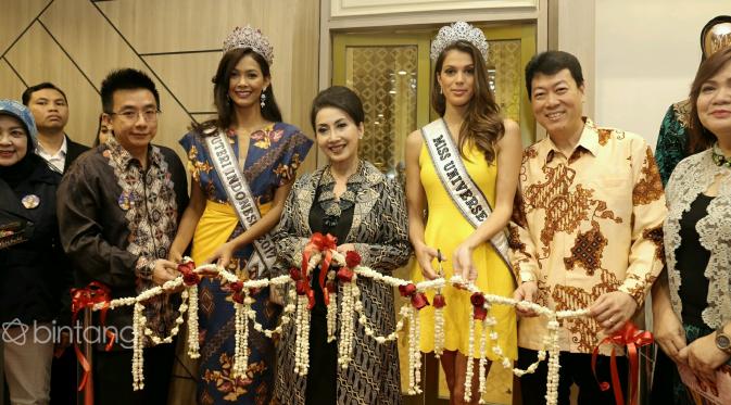 Miss Universe 2016 dan Puteri Indonesia 2017 (Galih W. Satria/bintang.com)
