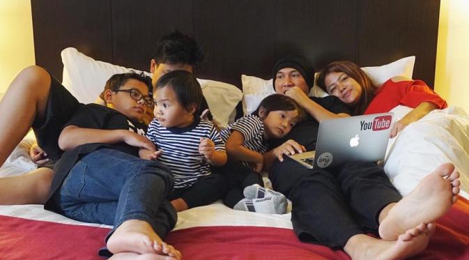 Anji, Wina dan anak-anak mereka [foto: instagram/anji.manji]