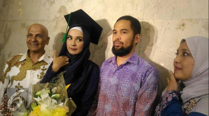 Shireen Sungkar usai wisuda dan didampingi sang suami, Teku Wisnu bersama orangtuanya, Mark Sungkar dan Fany Bauty. (Zulfa Ayu Sundari/Liputan6.com)