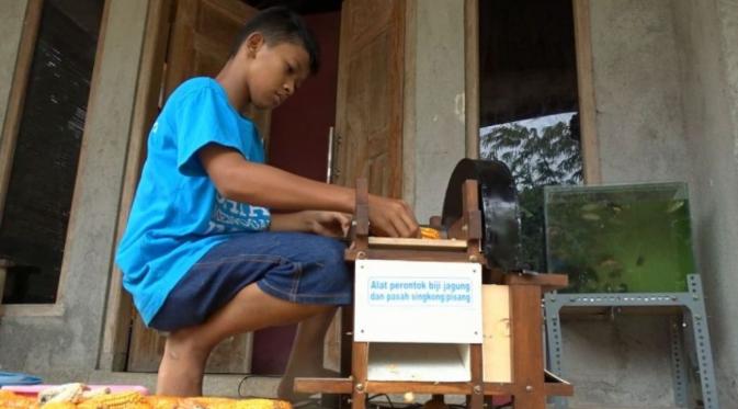 Ahnaf Fauzy Zulkarnain, bocah penemu mesin perontok jagung. (via: goodnewsfromindonesia)