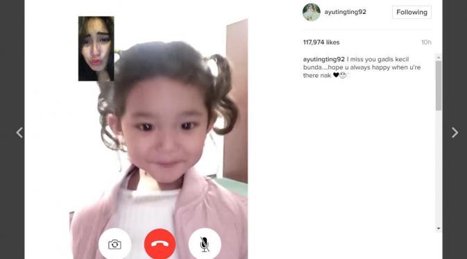 Ayu Ting Ting mengunggah potret video call dengan sang anak yang tengah berada di Eropa. [foto: instagram/ayutingting92]