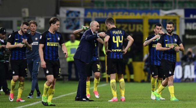 Pelatih Inter Milan, Stefano Pioli coba memberikan instruksi kepada pasukannya. Sayang, tak berhasil. (AFP/Miguel Medina)