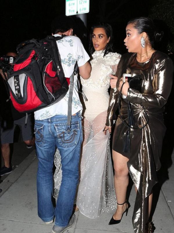 Kim Kardashian ditabrak seorang pria tak dikenal di Los Angeles. (via. Dailymail)