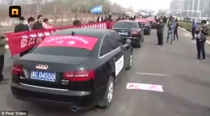 Seorang pria di kota Zibo, Shandong bernama Ye Wei mampu menarik tujuh mobil dengan alat kelaminya. (Pear/Dailymail)