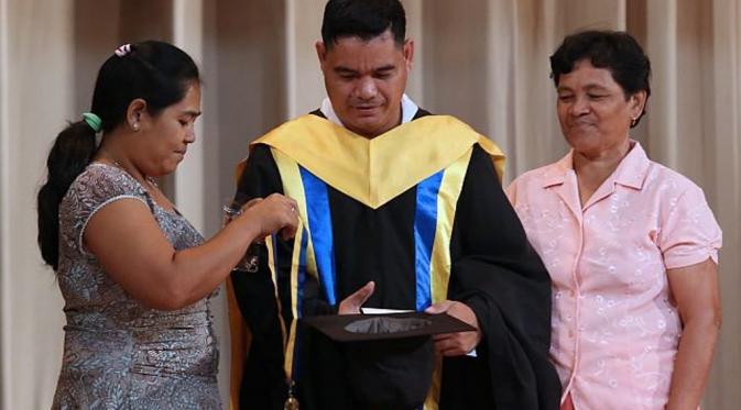 Bertekad tinggi, Erwin Macua berhasil menyelesaikan pendidikan yang ia mimpikan. (Foto: Independent)