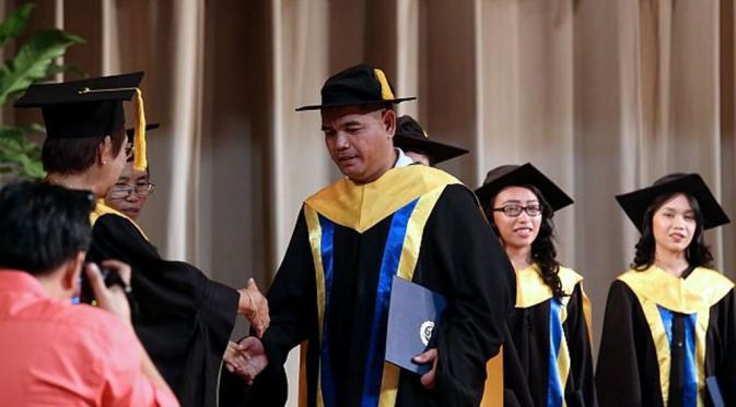 Bertekad tinggi, Erwin Macua berhasil menyelesaikan pendidikan yang ia mimpikan. (Foto: Independent)