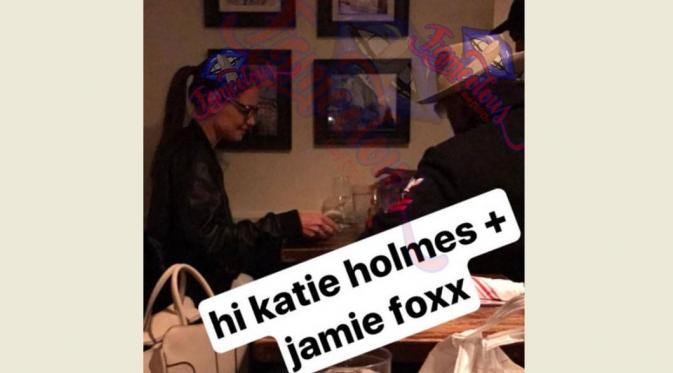 Katie Holmes kedapatan makan malam bersama Jamie Foxx. [foto: Fameolous]