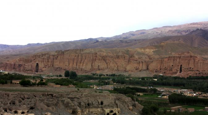Reruntuhan Shahr-i Ghulghulah atau City of Scream dengan pemandangan dua patung Buddha yang sudah handur di Lembah Bamiyan, Afganistan. (Foto : Muhammadi Reza Ghulam/UNESCO Kabul)