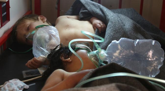 Anak-anak Suriah mendapatkan perawatan setelah diduga terkena serangan gas beracun di Kota Khan Sheikhun, yang berada di wilayah tengah Provinsi Idlib, Selasa (4/4). Akibatnya, sedikitnya 35 orang tewas, termasuk beberapa anak. (Mohamed al-Bakour/AFP)