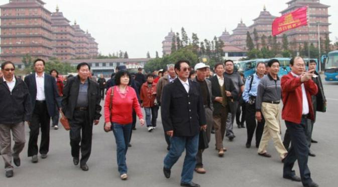 Turis saat mengunjungi Huaxi (People's Daily/Zhu Huanan)