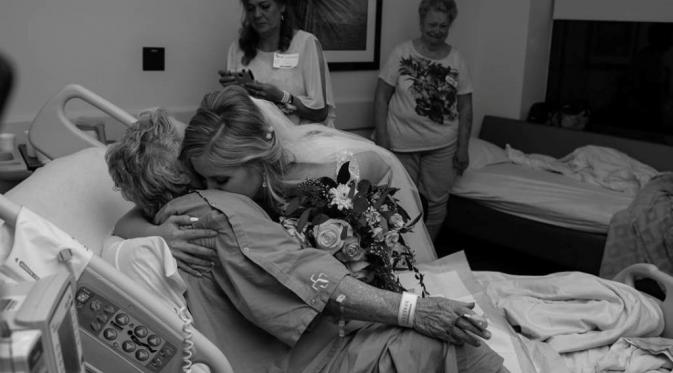 Pasangan pengantin bersedih karena semalam menjelang pernikahan, sang nenek terpaksa dilarikan ke RS. (Foto: Huffington Post)