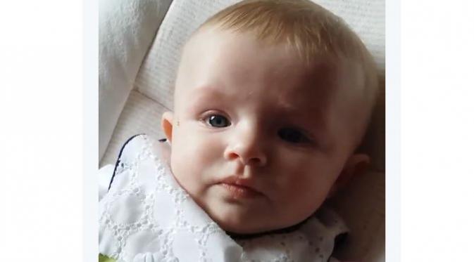 Saat bayi ini menangis tanpa henti, sang ibu lalu memutarkan lagu Shape of You milik Ed Sheeran. Tak lama, berhentilah tangis bayi cantik ini (Foto: Twitter @joannenye15)
