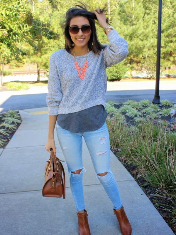 Simple dengan celana jeans dan sweater. (lookastic.com)