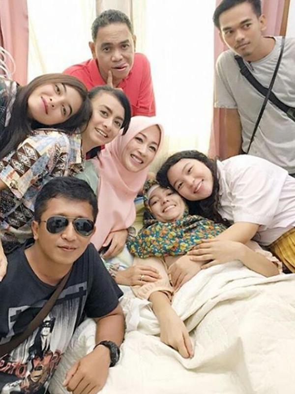 Renita Sukardi dijenguk sahabatnya. (Instagram)