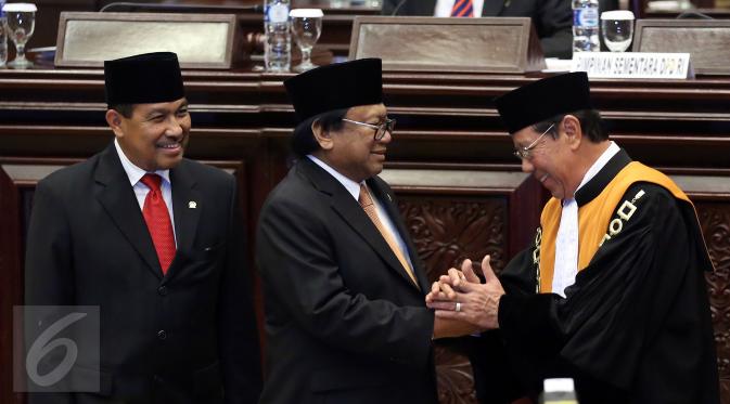 Ketua DPD RI Oesman Sapta Odang mendapat ucapan selamat usai pelantikan Pimpinan DPD RI di Komplek Parlemen, Senayan, Jakarta, Selasa (4/4). (Liputan6.com/Johan Tallo)