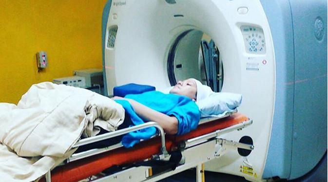 Beberapa tahun lalu, Renita Sukardi telah dinyatakan bebas dari kanker. Kini, ia tengah berbaring di rumah berjuang melawan penyakit kanker payudara stadium 3B. (Instagram/irensukardi)