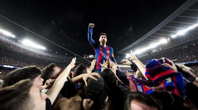 Aksi Lionel Messi setelah mengantarkan Barcelona menang 6-1 atas PSG, di Camp Nou, 12 Maret 2017. (Marca). 